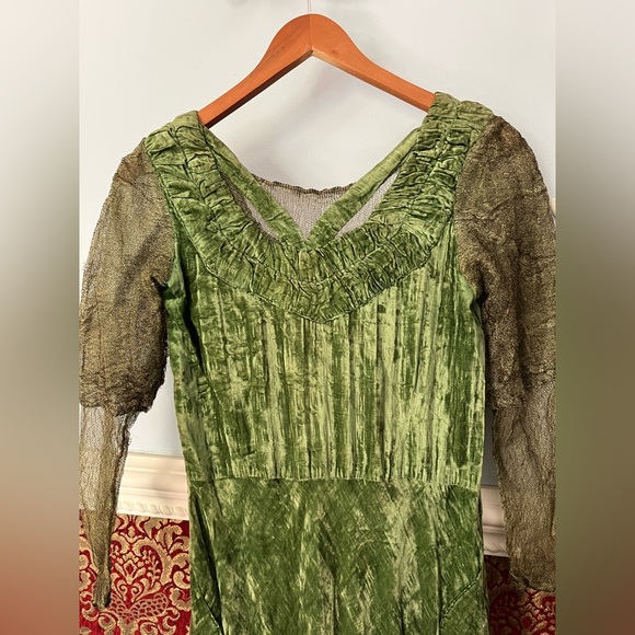 Romeo and Juliet Antique Velvet Dress - Picture 8 of 12